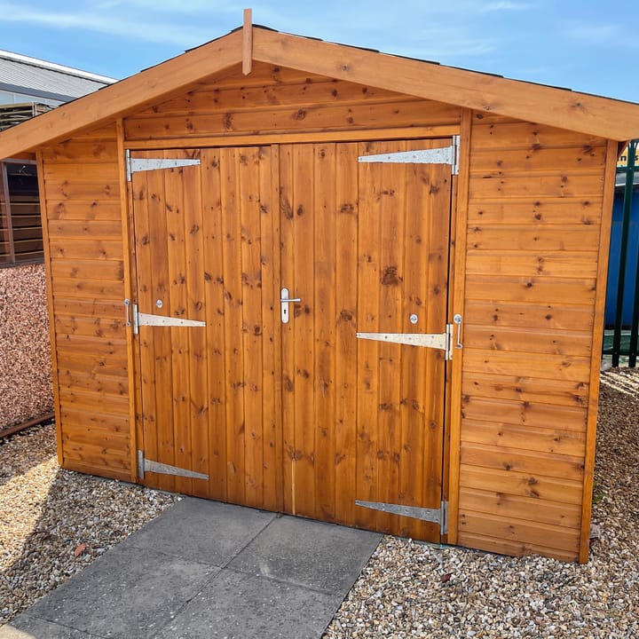 This 10ft x 14ft Heavy Duty Apex is constructed in heavy duty redwood cladding. A roof overhang and opening windows(s) are standard features. Ironmongery is available in a choice of black or as pictured here chrome. Optional felt tiles and double doors have all been added.