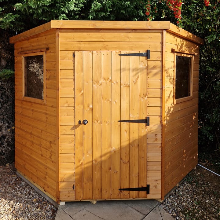 This 7ft x 7ft Bewdley Corner is constructed with Redwood cladding. You can choose to have the door hinged on the left or, as seen here hinged on the right.