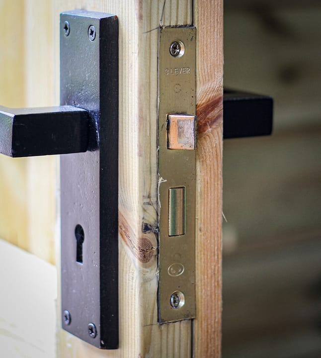 Chrome or Black japanned door handles and hinges (as pictured) are standard fittings with our Heavy Duty sheds.

Also a standard feature, is a secure 3-lever mortice lock.