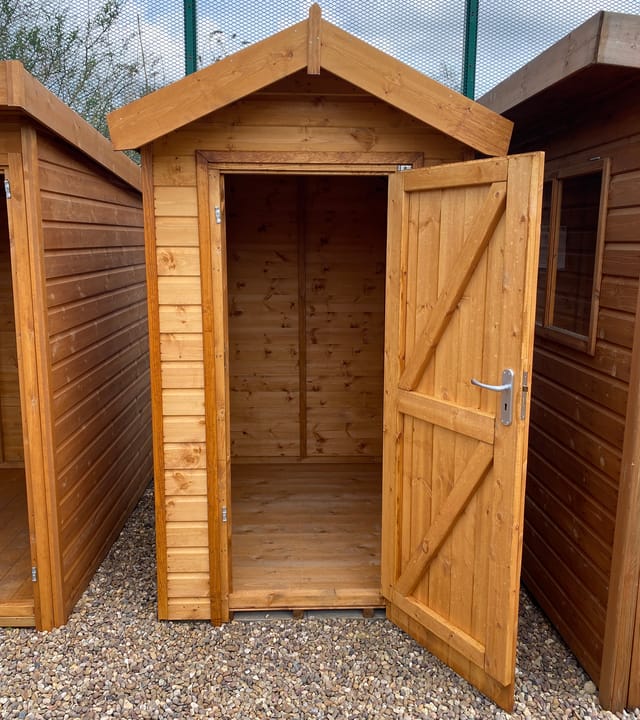 This 4ft x 6ft Heavy Duty Apex is constructed in heavy duty redwood cladding. A roof overhang and opening windows(s) are standard features. Ironmongery is available in a choice of black or as pictured here chrome.