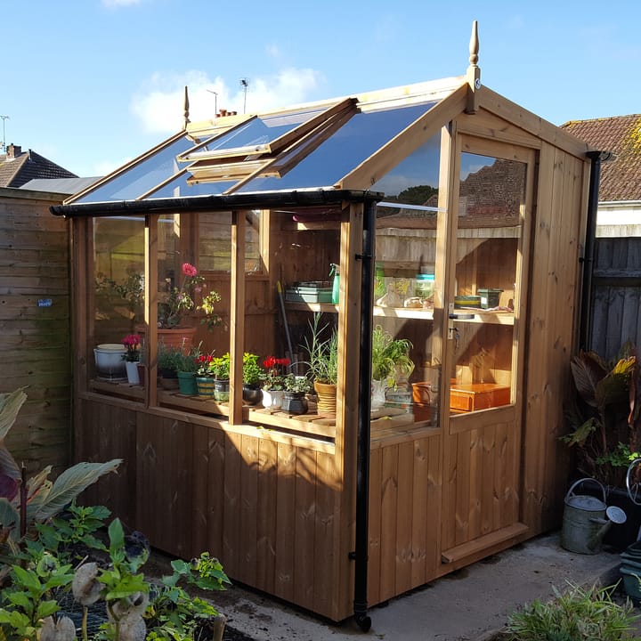 This 6ft x 6ft Swallow Jay greenhouse has the unpainted Thermowood finish. Optional guttering has been added to this greenhouse.