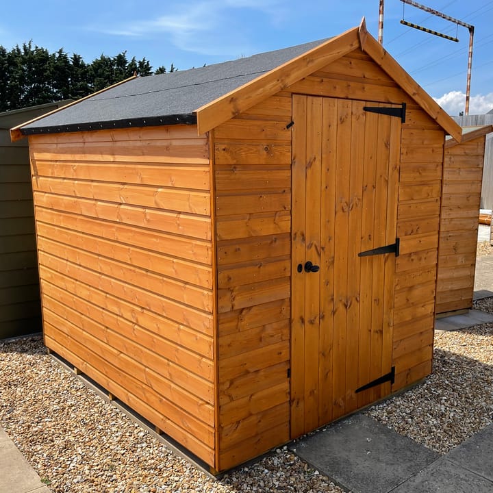 This 6ft x 8ft Bewdley Apex shed has been constructed in Redwood cladding. Black felt has been chosen for this particular building, but you can choose to have Red or Green felt should you prefer. A single opening window is included as standard with the Bewdley range (not pictured).