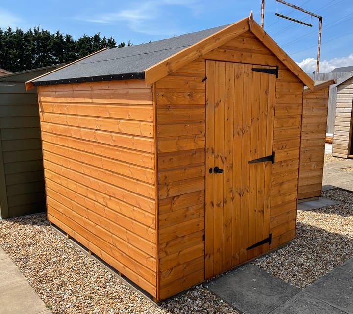 This 6ft x 8ft Bewdley Apex shed has been constructed in Redwood cladding. Black felt has been chosen for this particular building, but you can choose to have Red or Green felt should you prefer. A single opening window is included as standard with the Bewdley range (not pictured).