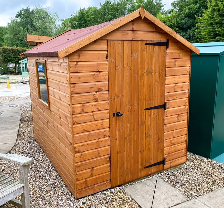 This 6ft x 8ft Bewdley Apex shed has been constructed in Redwood cladding. Red felt has been chosen for this particular building, but you can choose to have Black or Green felt should you prefer. A single opening window is included as standard with the Bewdley range as pictured.