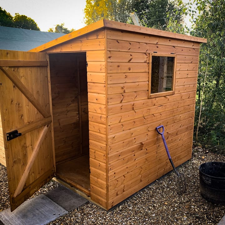 This 7ft x 5ft Bewdley Pent has had the door positioned in the left hand end. The flexibility with door locations on the Bewdley Pent allows you to fit the building to your garden! This Redwood shed has also has an opening window in lieu of the standard fixed window.