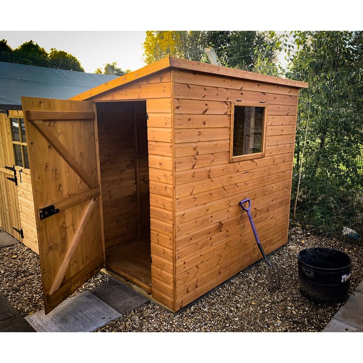 This 7ft x 5ft Bewdley Pent has had the door positioned in the left hand end. The flexibility with door locations on the Bewdley Pent allows you to fit the building to your garden! This Redwood shed has also has an opening window in lieu of the standard fixed window.