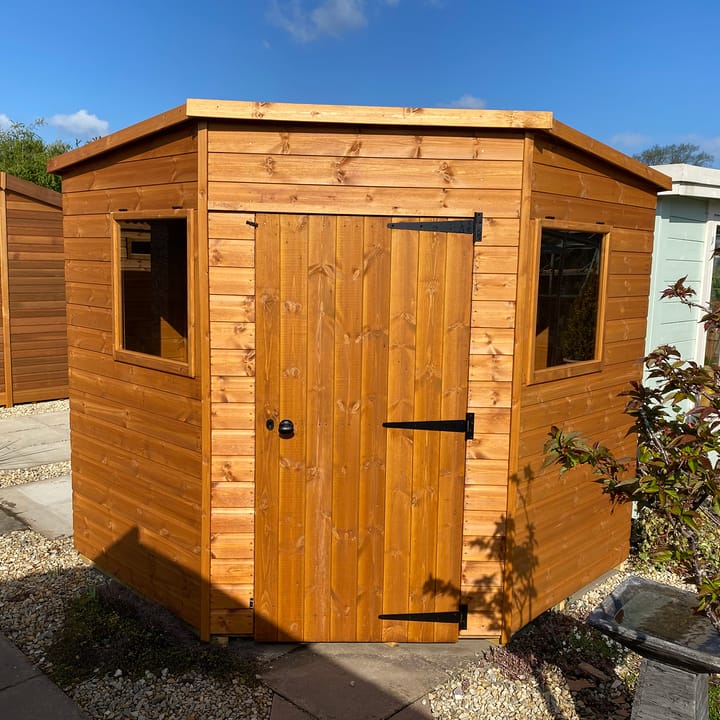 This 7ft x 7ft Bewdley Corner is constructed with Redwood cladding. You can choose to have the door hinged on the left or, as seen here hinged on the right.. 