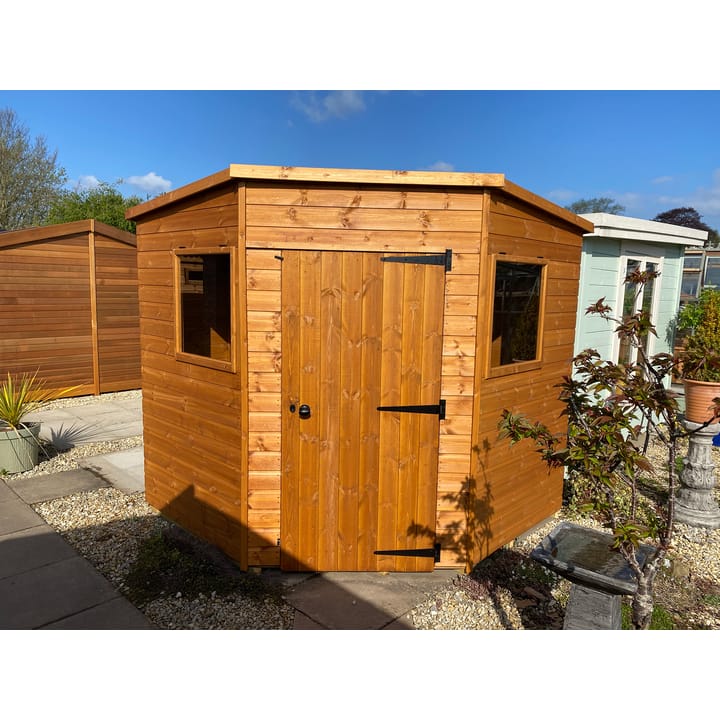 This 7ft x 7ft Bewdley Corner is constructed with Redwood cladding. You can choose to have the door hinged on the left or, as seen here hinged on the right.. 