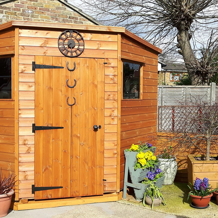 This 7ft x 7ft Bewdley Corner is constructed with Redwood cladding. You can choose to have the door hinged on the right or, as seen here hinged on the left.. 