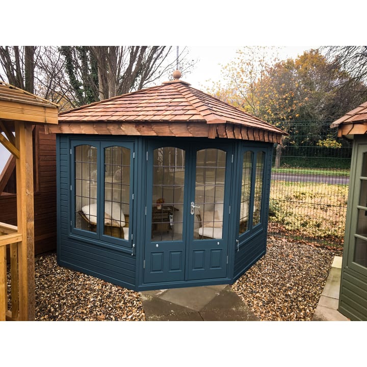 This 8ft x 8ft Clifton has been painted in Ocean Blue, one of the more striking and contemporary colours available in the cottage range. Leaded windows and laminate flooring have also been added.