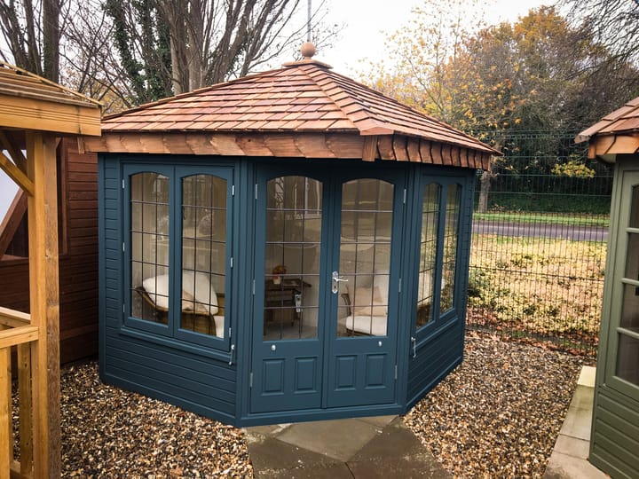 This 8ft x 8ft Clifton has been painted in Ocean Blue, one of the more striking and contemporary colours available in the cottage range. Leaded windows and laminate flooring have also been added.