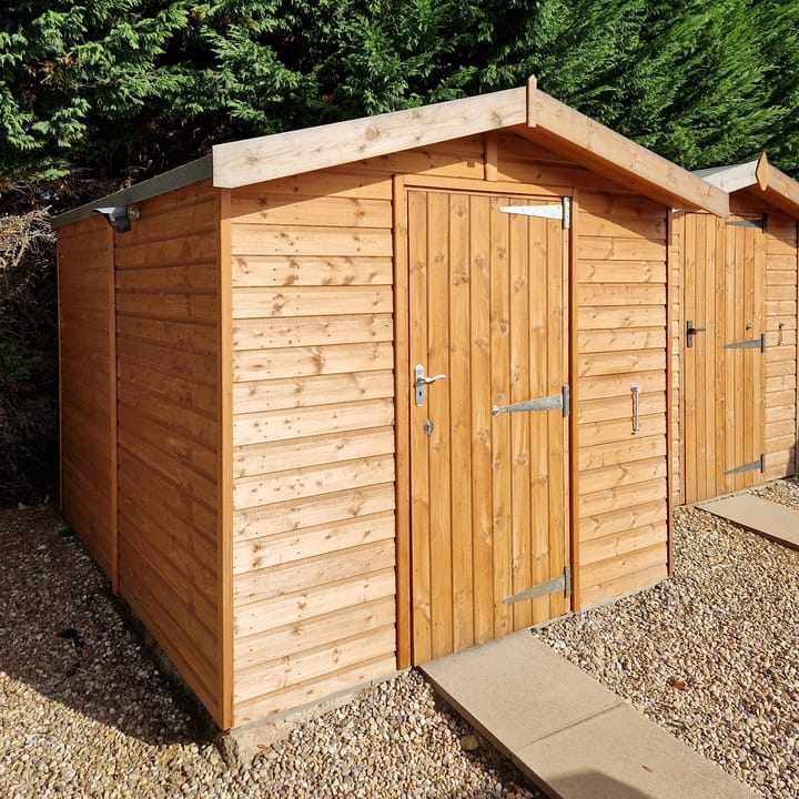 This 8ft x 10ft Heavy Duty Apex is constructed in heavy duty redwood cladding. A roof overhang and opening windows(s) are standard features. Ironmongery is available in a choice of black or as pictured here chrome.