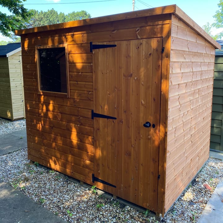 8ft x 6ft Bewdley Pent in Redwood on display at our Southampton branch. The door has been positioned on the front to the right of the window. Note the opening window, a standard feature on all Bewdley sheds.