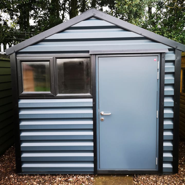 An 8ft wide x 10ft long Lifelong Apex in Anthracite. This building has upgraded the window from white to black upvc and the door has been upgraded to the optional insulated door.