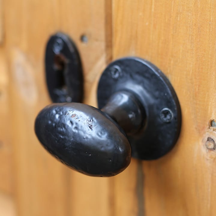 Every Bewdley shed includes a lockable single door with a rimlock and key as standard. All ironmongery with the Bewdley range is in Black Japanned finish.