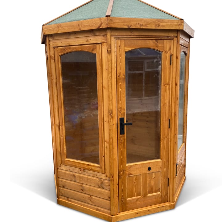 This 6ft x 6ft Malvern Hopton summerhouse is finished in standard redwood cladding. Cedar cladding is an optional upgrade. A felt roof and arched windows are standard features.