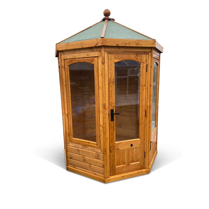 This 6ft x 6ft Malvern Hopton summerhouse is finished in standard redwood cladding. Cedar cladding is an optional upgrade. A felt roof and arched windows are standard features.