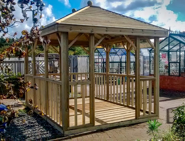 The entrance to this 12ft x 8ft Hanbury hipped roof summerhouse has been positioned on the shorter, 8ft side. The optional 19mm timber floor has been added to this building.