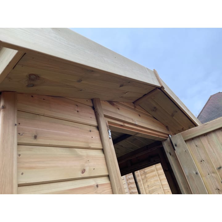 The roof overhang on the Heavy Duty sheds ensures the top of your door is sheltered from rainwater.