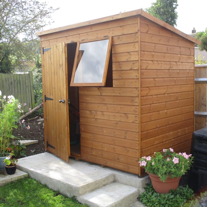 This 7ft x 5ft Bewdley Pent has had the door positioned on the left front. 