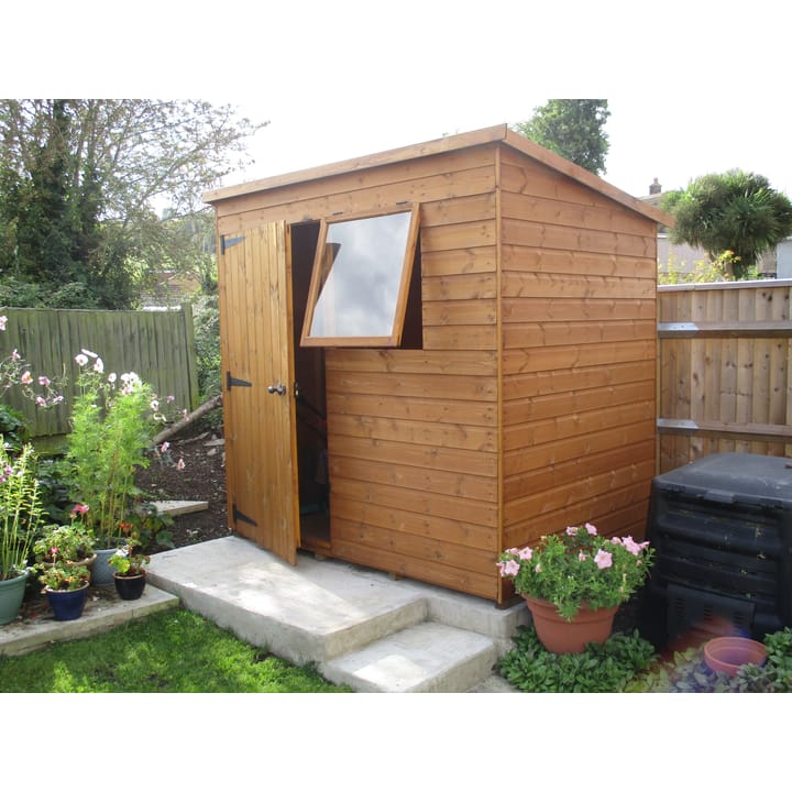 This 7ft x 5ft Bewdley Pent has had the door positioned on the left front. 