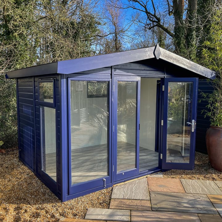 This 10ft x 8ft Studio Apex has the optional 'School House' painted finish applied. Painted mdf lining and insulation, bitumen felt tiles and a laminate floor are the optional extras added to this garden room.