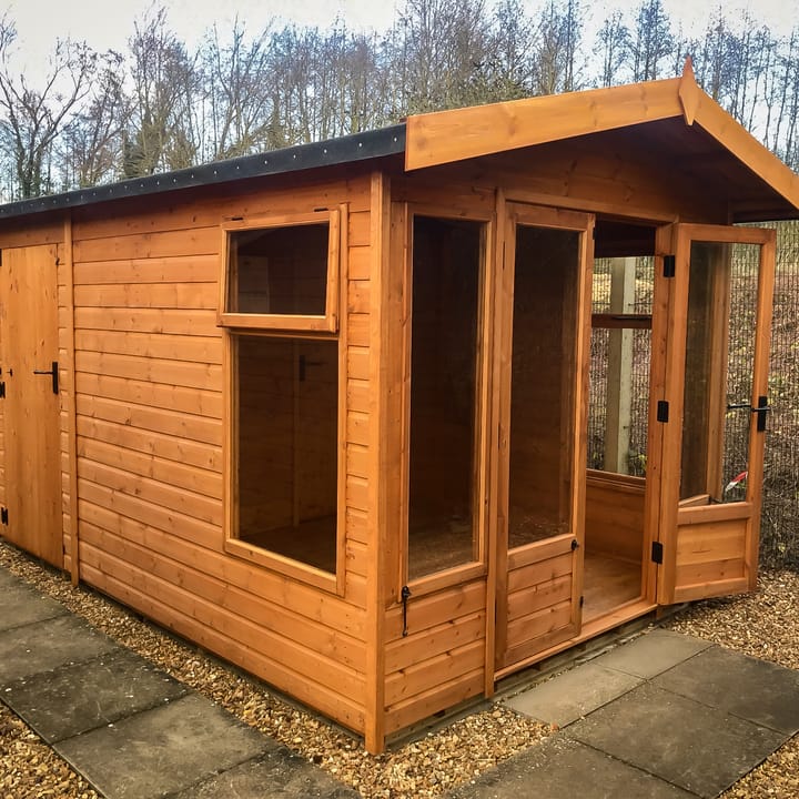 This 8ft x 8ft Newland Apex has the optional 4ft deep shed extension added, making the overall size of this building 8ft x 12ft. Other optional extras include; internal shed door, a heavy duty floor upgrade and pressure treated floor bearers. Redwood has been chosen for the cladding.