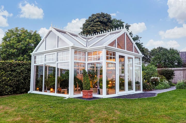 The Oxfordshire includes a polycarbonate roof as standard, you can choose to upgrade this to an optional deluxe glass roof should you wish to.
