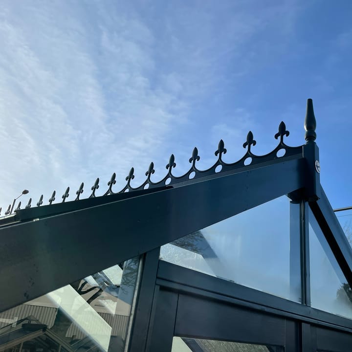 Add optional decorative ridge cresting to your greenhouse. The ridge cresting gives a victorian look to your greenhouse, whilst helping deter birds from sitting atop of your greenhouse. The ridge cresting is supplied in black.
